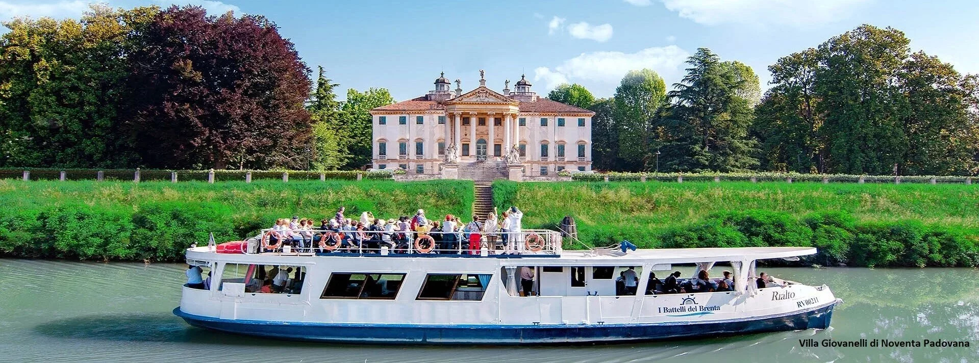 Battello di fronte Villa Giovanelli Colonna